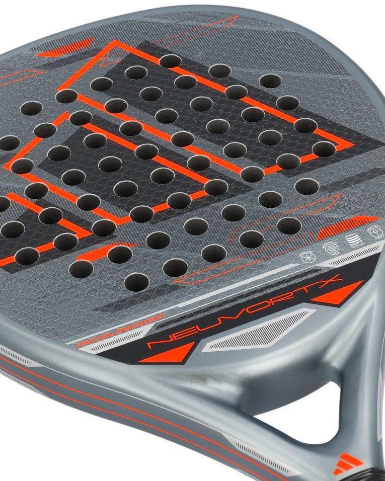 Detail van Adidas Neuvortx Black Orange racketblad met ruwe Spin Blade textuur