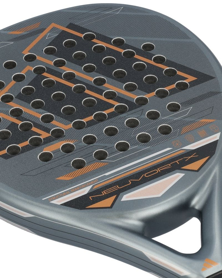 Detail van het racketblad van het Adidas Neuvortx Cooper antraciet oranje padelracket
