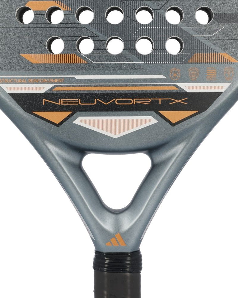 Detail van de brug van het Adidas Neuvortx Cooper antraciet oranje padelracket