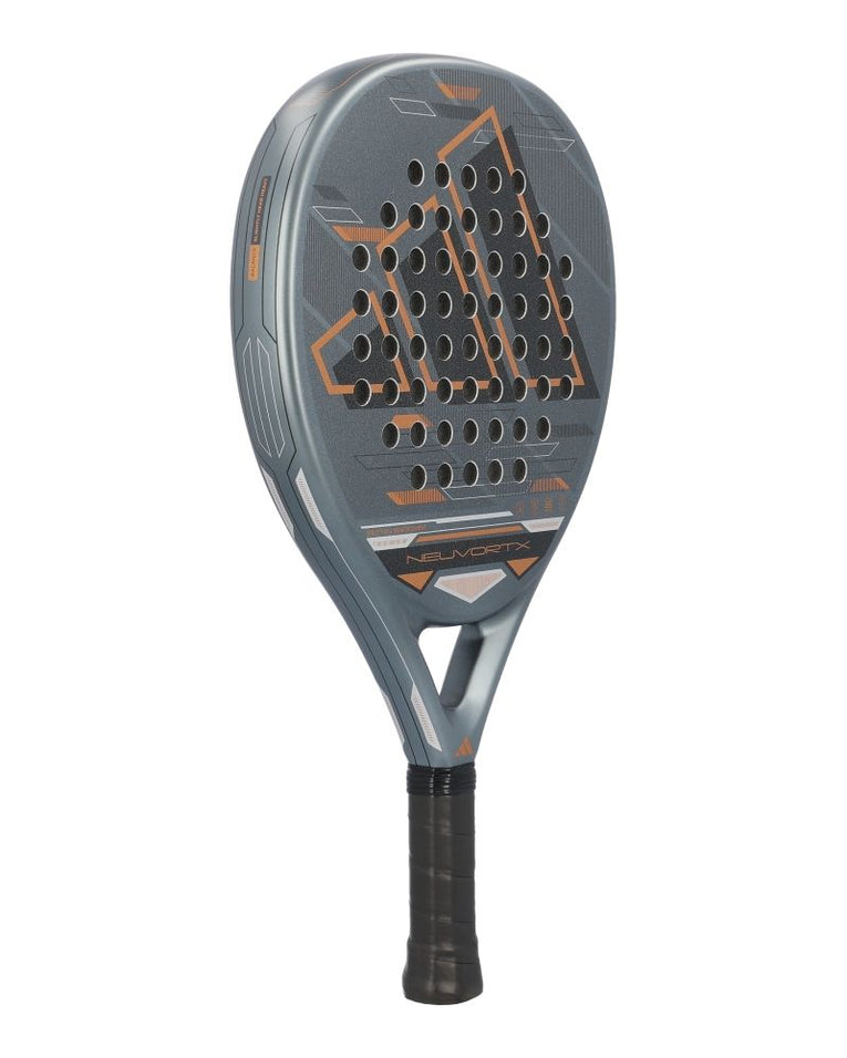Adidas Neuvortx Cooper antraciet oranje padelracket schuin backaanzicht