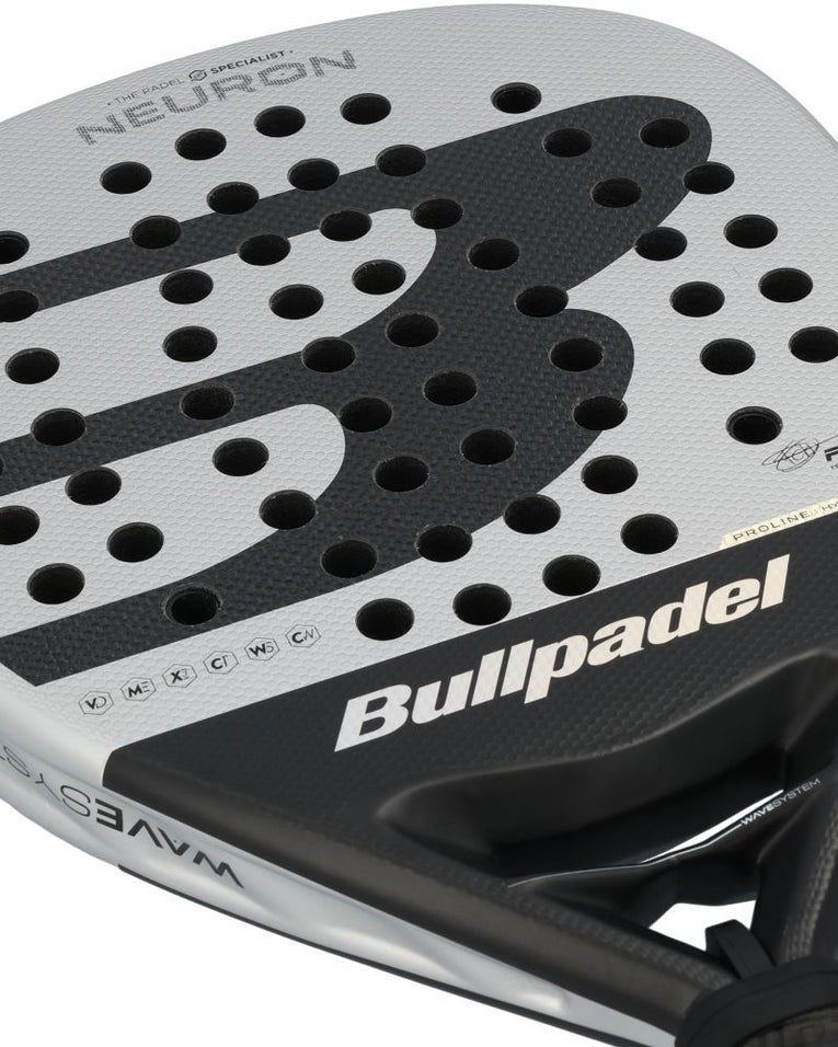 Bullpadel Neuron 25 padelracket detail van het racketblad en boorpatroon