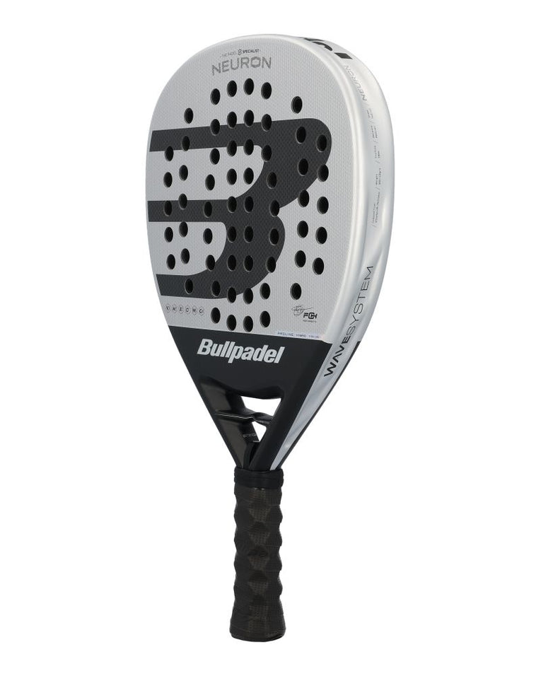 Bullpadel Neuron 25 padelracket schuin vooraanzicht met Xtend Carbon 3K
