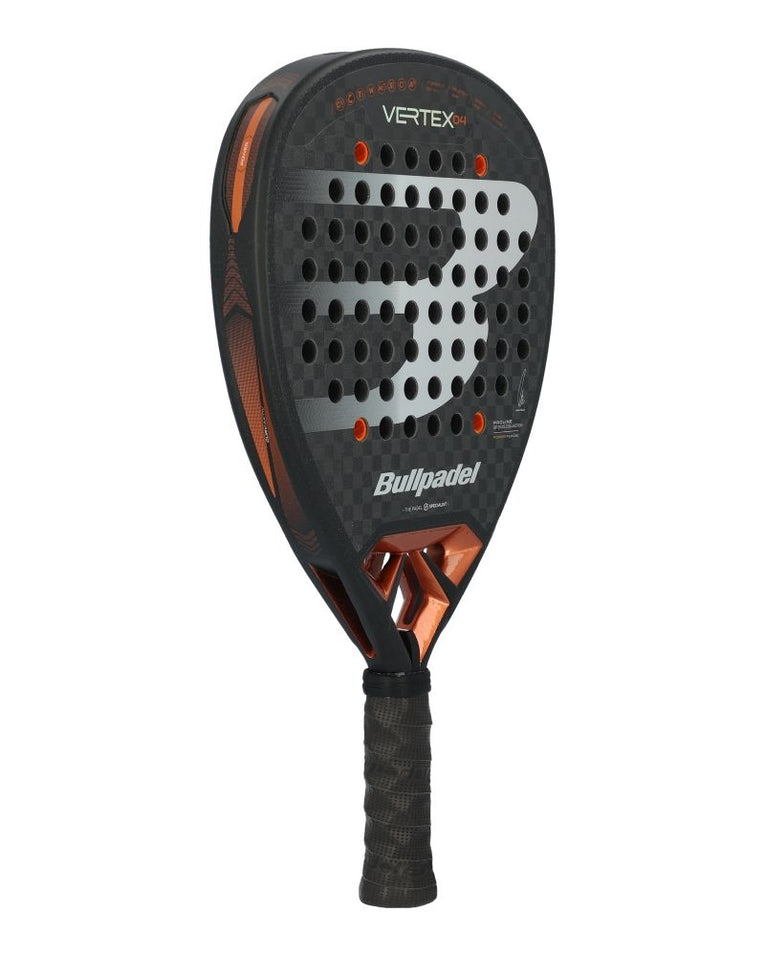 Bullpadel Vertex 04 25 padelracket schuin vooraanzicht links