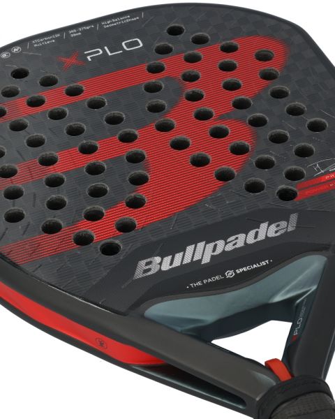 Detail van het Bullpadel XPLO 2025 racketblad met ruwe afwerking en gatenpatroon voor meer spin