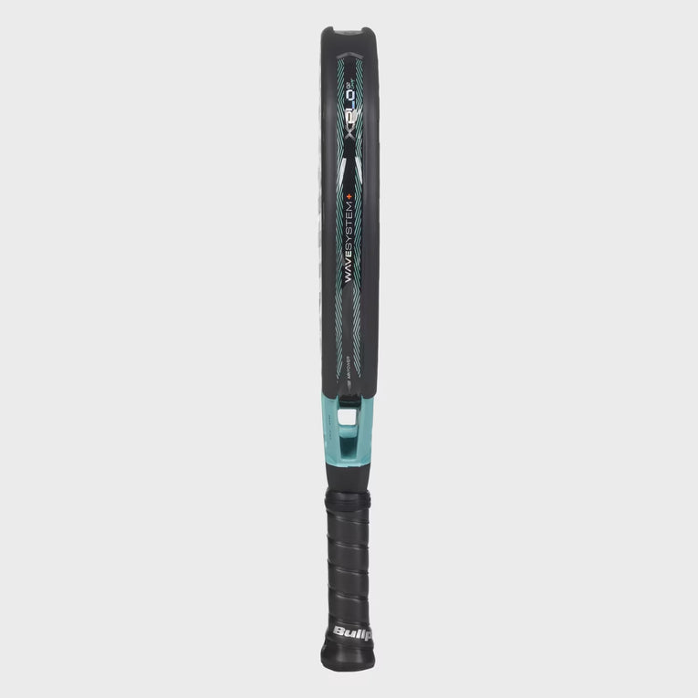 Zijaanzicht van de Bullpadel XPLO Comfort 27 met Wave System frame