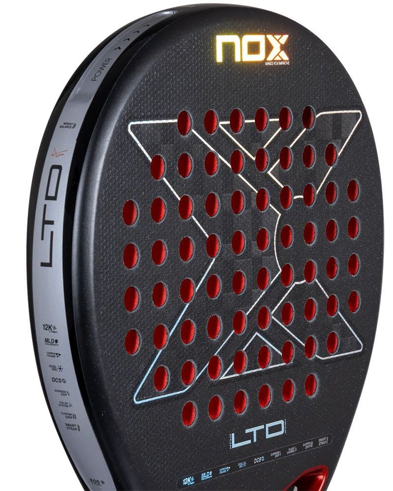 Close-up van het 12K carbon slagvlak en XTREM Surface van de NOX AT10 Genius 12K LTD 2026