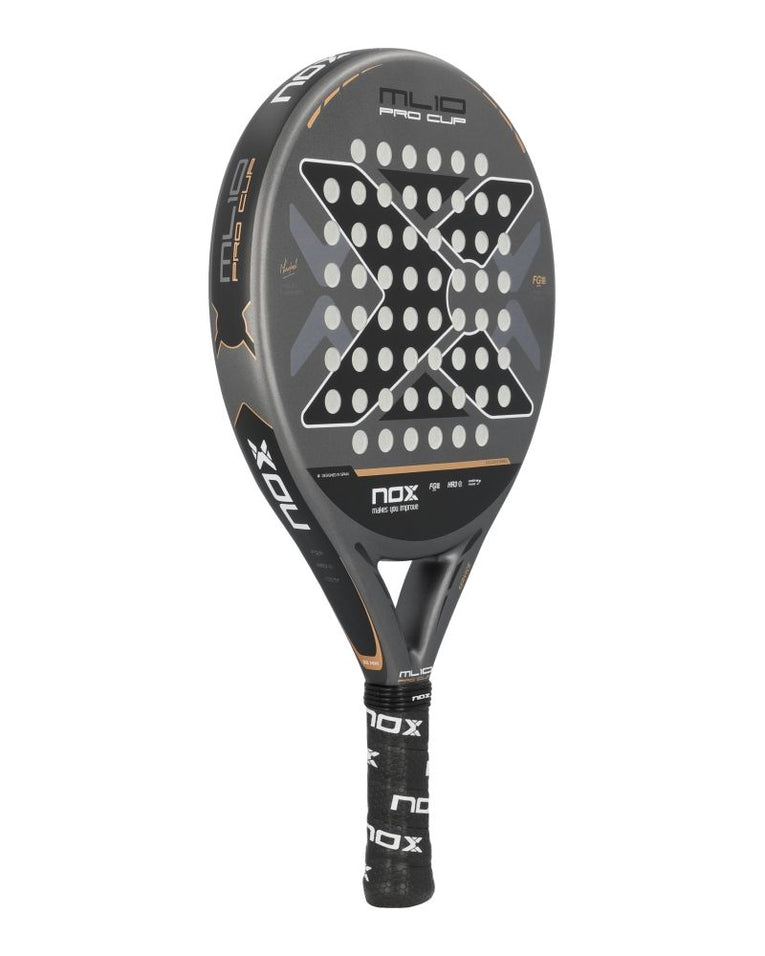 Nox ML10 Pro Cup Coorp by Miguel Lamperti schuin rechtsvoor met ronde racketvorm