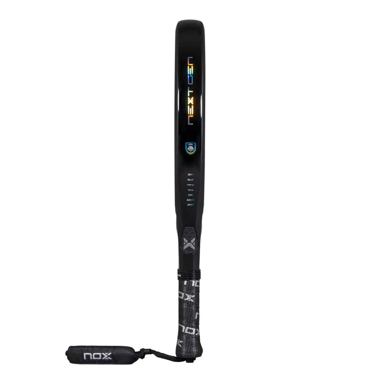 Zijaanzicht van de NOX NextGen Pro Attack 12K NFA Series 2026 en het racketframe