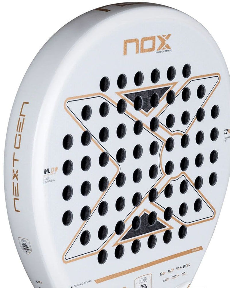 Close-up van het 12K carbon slagvlak van de Nox NextGen Pro Hybrid 2026