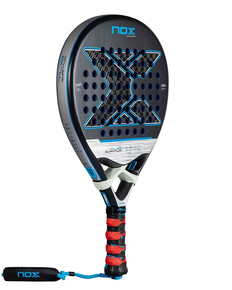 Nox TL10 Quantum 12K By Tino Libaak 2025 padelracket schuin vooraanzicht met druppelvormig blad