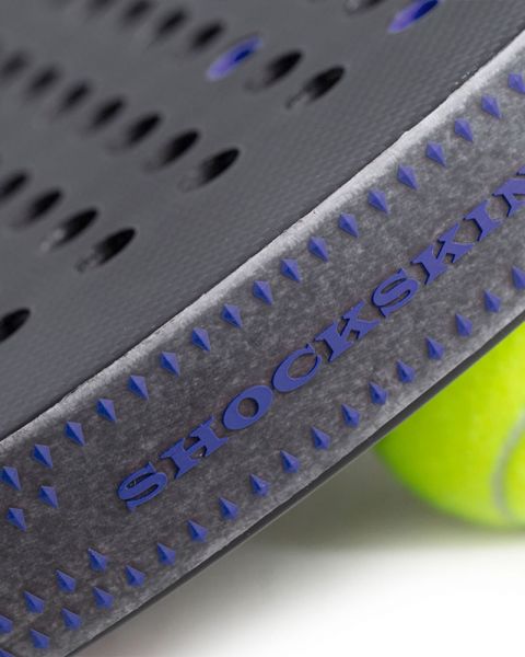 ShockOut ShockSkin transparant blauw framebeschermer gemonteerd op een padelracket