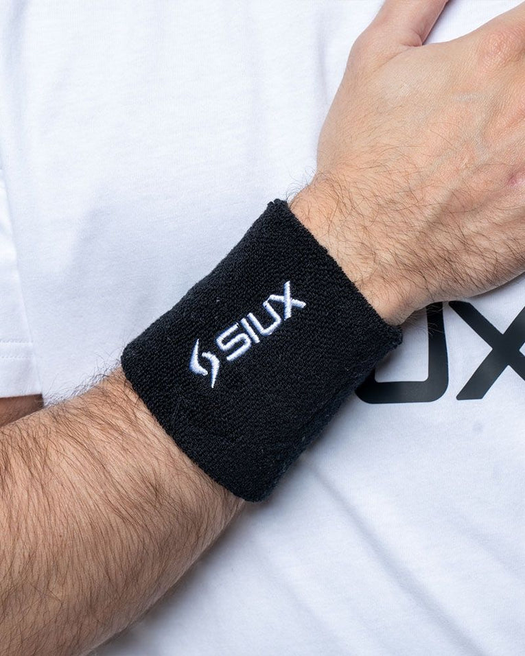 Siux Basic 26 korte polsbandjes zwart set van twee gedragen tijdens padelwedstrijd