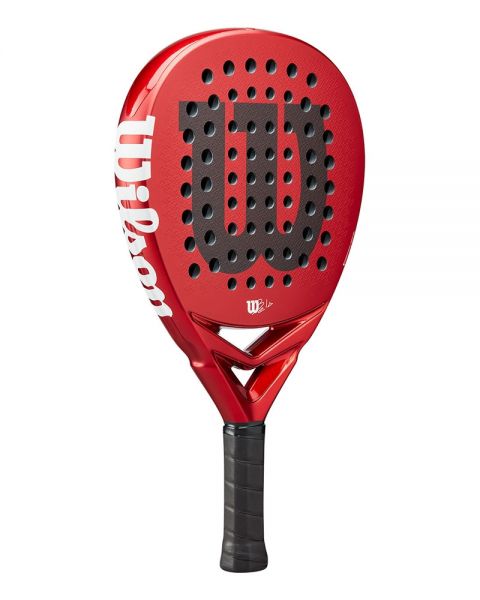 Wilson Bela Pro V2.5 padelracket vanuit rechterhoek voor krachtige aanvallende slagen
