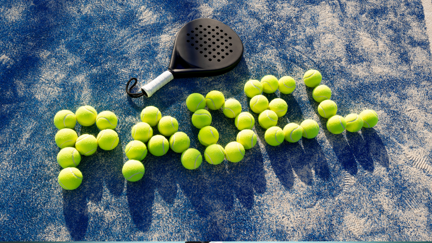 Padelracket en padelballen op de baan, symbool voor de snelle groei van padel in Nederland