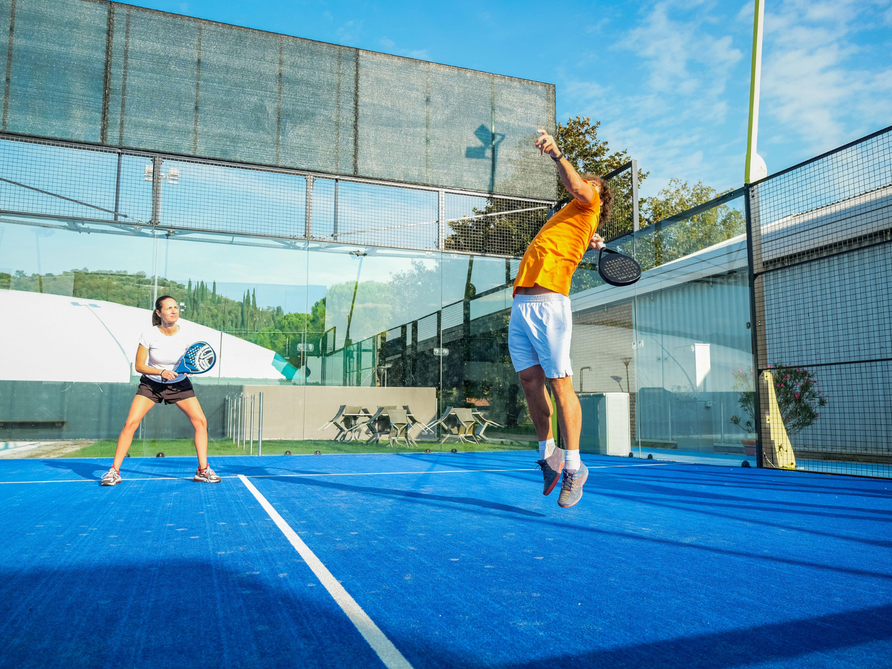 Jonge padelspelers in actie op een moderne baan – de nieuwe generatie padel 2025.