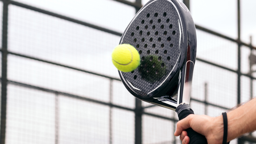 Padelbal raakt de sweetspot van een padelracket tijdens impactmoment