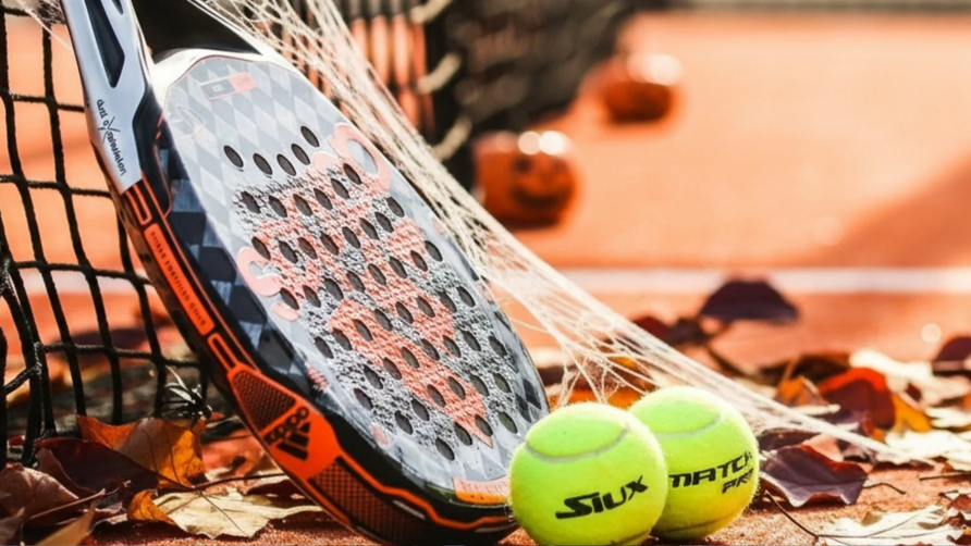 Halloween padelavond met glow-in-the-dark outfits, veilige speeltips en mini-challenges.