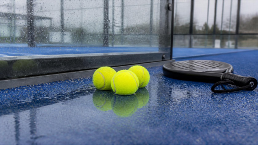 Natte padelballen: kun je ermee doorspelen en wat verandert er?