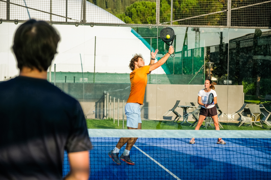 Padelspelers in een rustig dubbelspel aan het net tijdens een wedstrijd in 2026