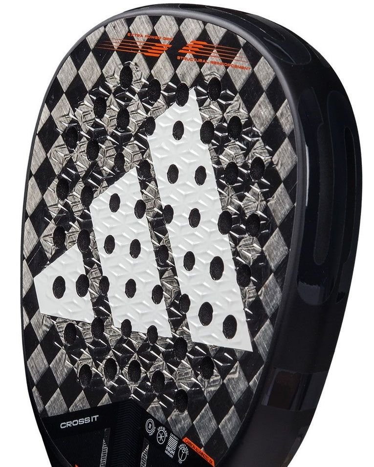 Detail van het 15K gealuminiseerde carbon oppervlak van het Adidas Cross IT 3.4 2025 padelracket