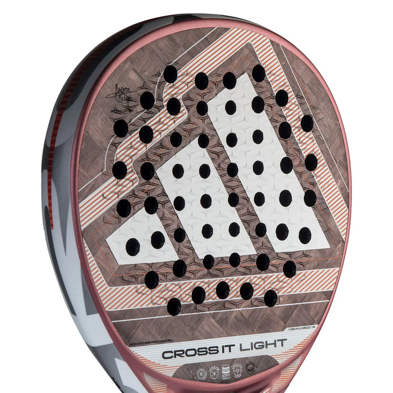 Close-up van het Carbon Aluminized 24K slagvlak van de Adidas Cross It Light 2026