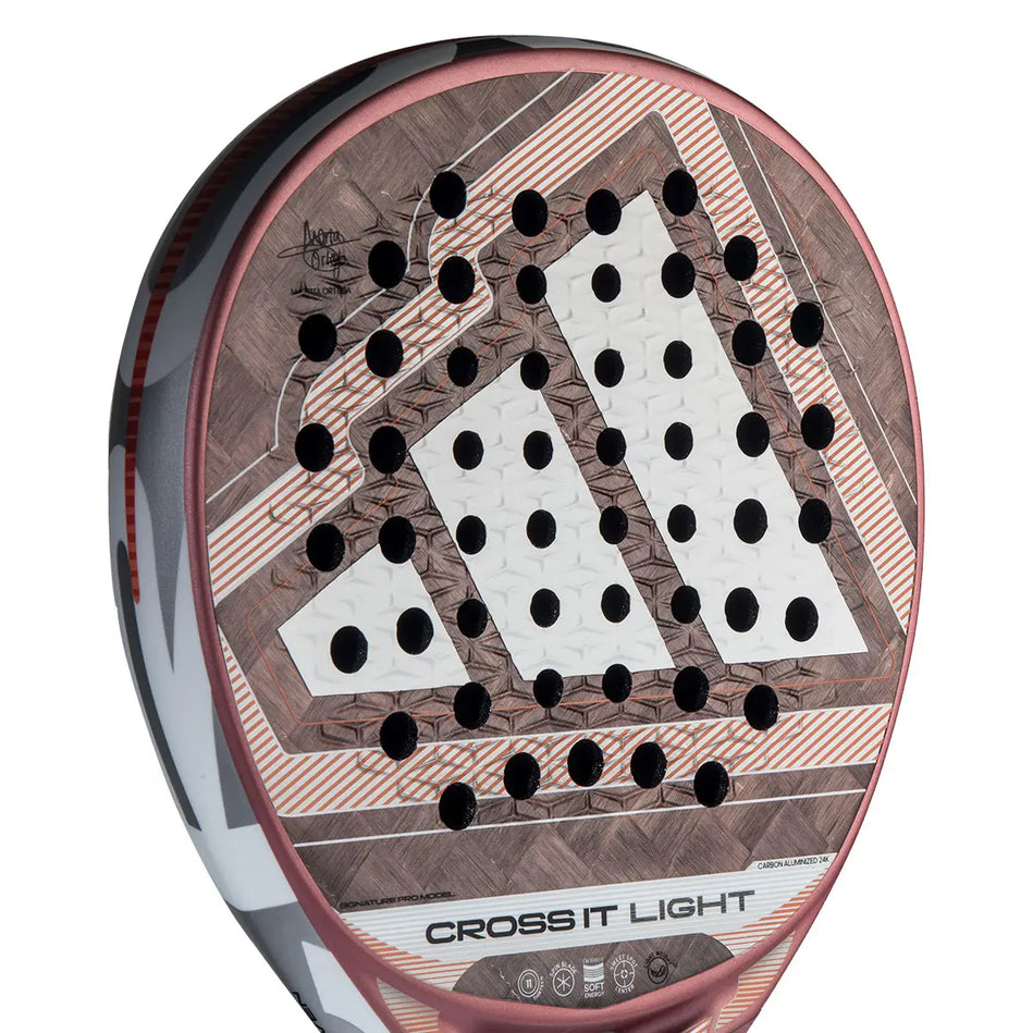 Close-up van het Carbon Aluminized 24K slagvlak van de Adidas Cross It Light 2026