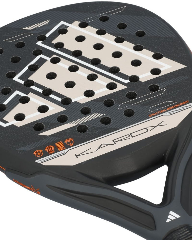 Detail van het racketblad van de Adidas Kardex Attl Glass Fiber Gritt Black met ruwe Spin Blade textuur