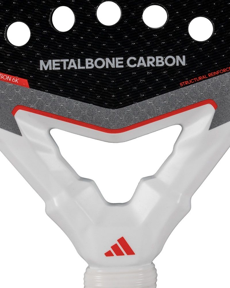 Detail van het hart en Carbon 6K frame van de Adidas Metalbone Carbon 3.4 2025
