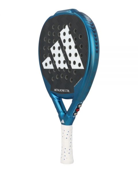 Adidas Metalbone CTRL 3.3 2024 blauw in driekwart aanzicht met rond slagvlak