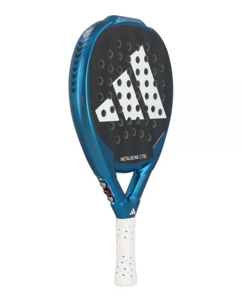 Schuin aanzicht van de Adidas Metalbone CTRL 3.3 2024 controle padelracket