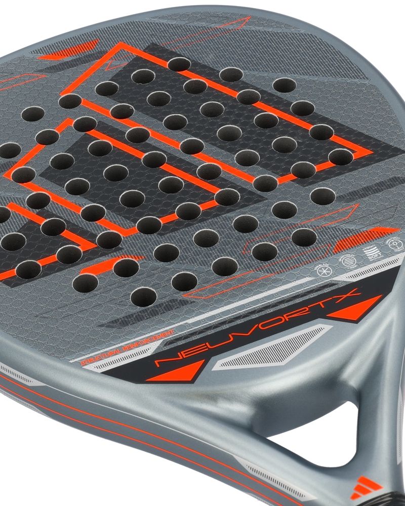Detail van Adidas Neuvortx Black Orange racketblad met ruwe Spin Blade textuur