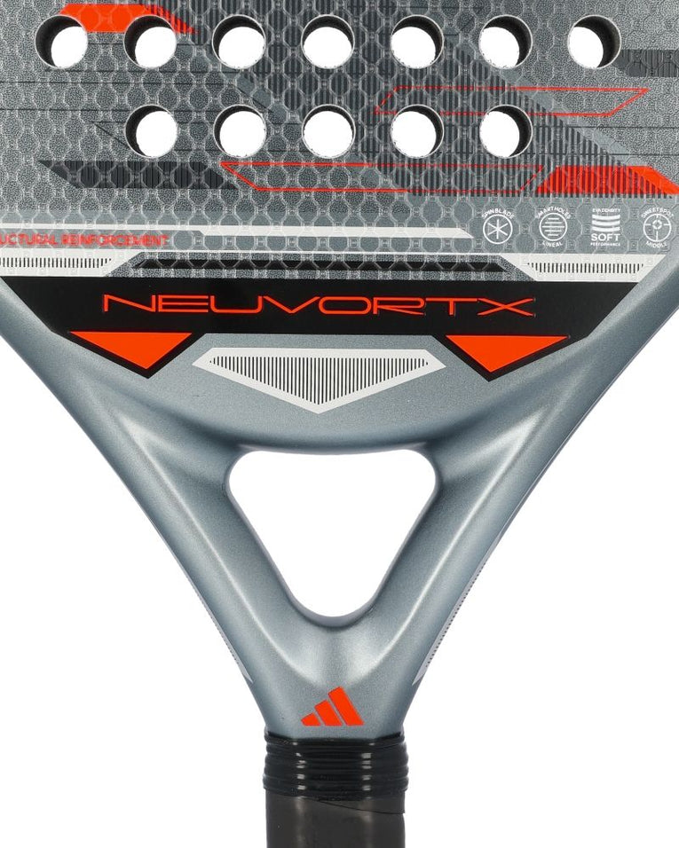 Detail van Adidas Neuvortx Black Orange brug en Structural Reinforcement