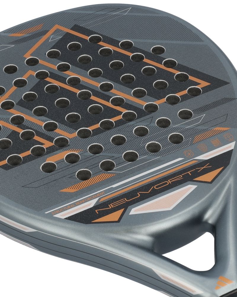 Detail van het racketblad van het Adidas Neuvortx Cooper antraciet oranje padelracket
