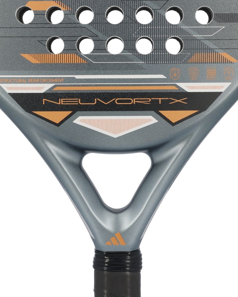 Detail van de brug van het Adidas Neuvortx Cooper antraciet oranje padelracket
