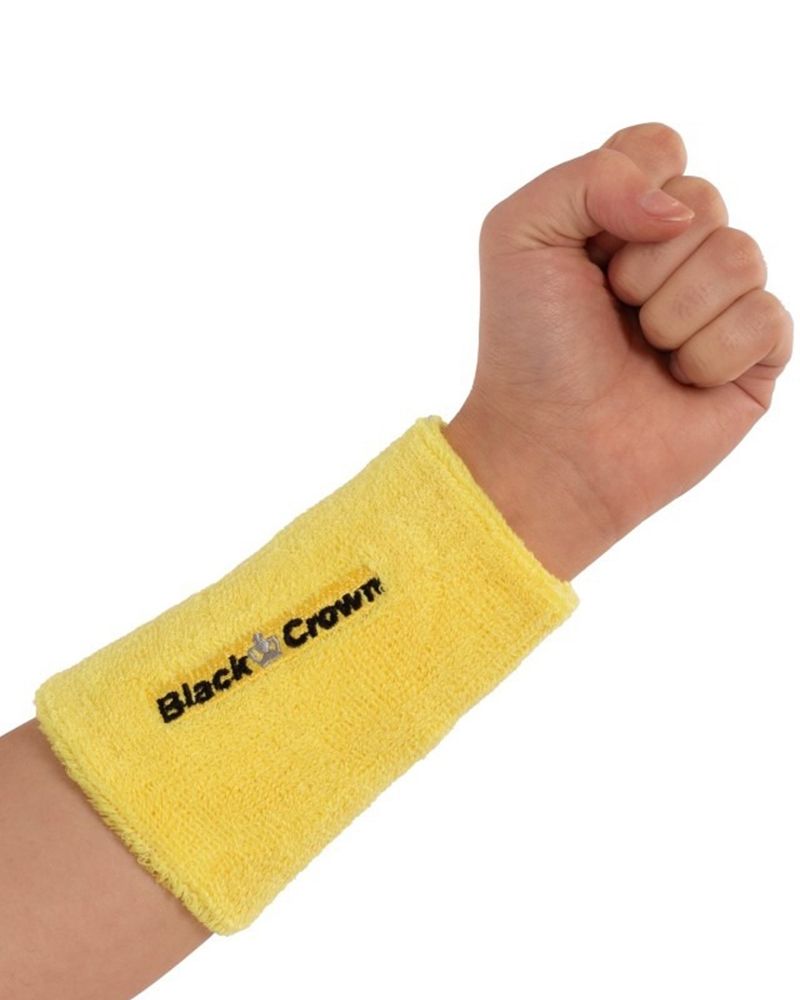 Black Crown Bélgica gele polsband gedragen tijdens padelwedstrijd