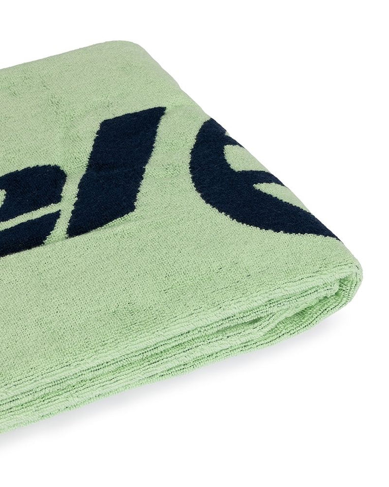 Detail van de opgevouwen Bullpadel BPTOWEL26 150x90 acid green handdoek