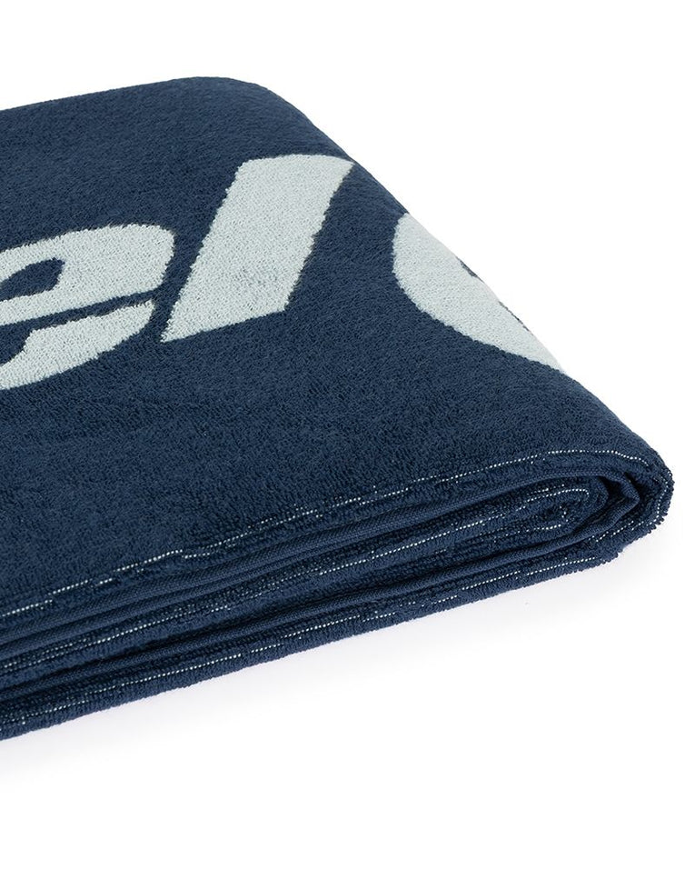 Detail van de opgevouwen Bullpadel BPTOWEL26 150x90 navy blue handdoek