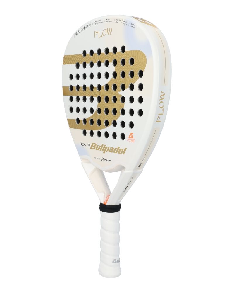 Bullpadel Flow W 24 2024 vanuit schuine voorzijde met wit-gouden design