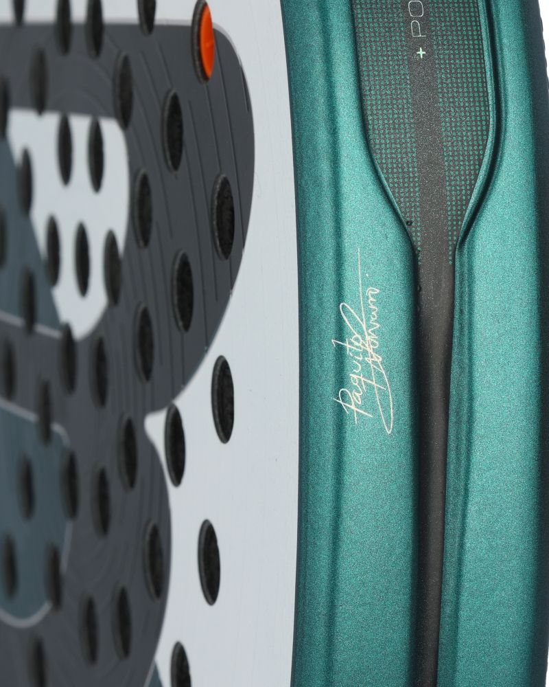 Detail van het frame en de handtekening van Paquito Navarro op het Bullpadel Hack 04 2025 padelracket