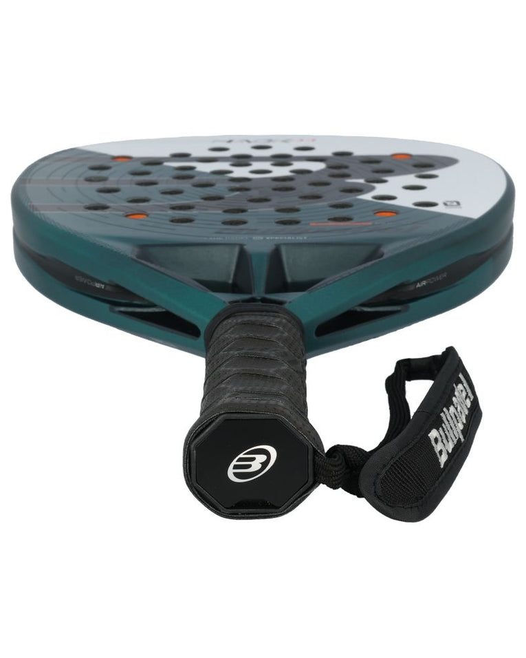 Bullpadel Hack 04 2025 padelracket onderaanzicht handgreep en polsband