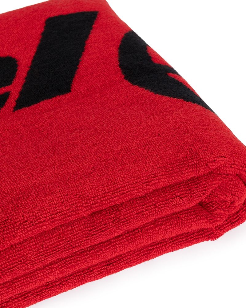 Detail van de opgevouwen Bullpadel handdoek rood 150x90