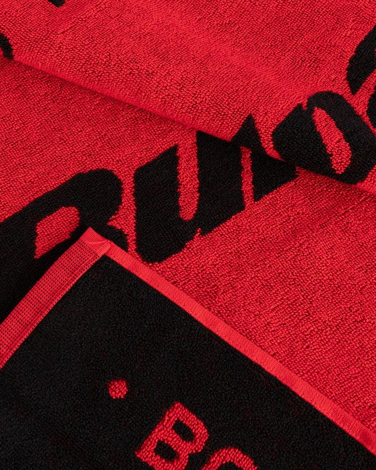 Detail van de stof van de Bullpadel handdoek rood 150x90