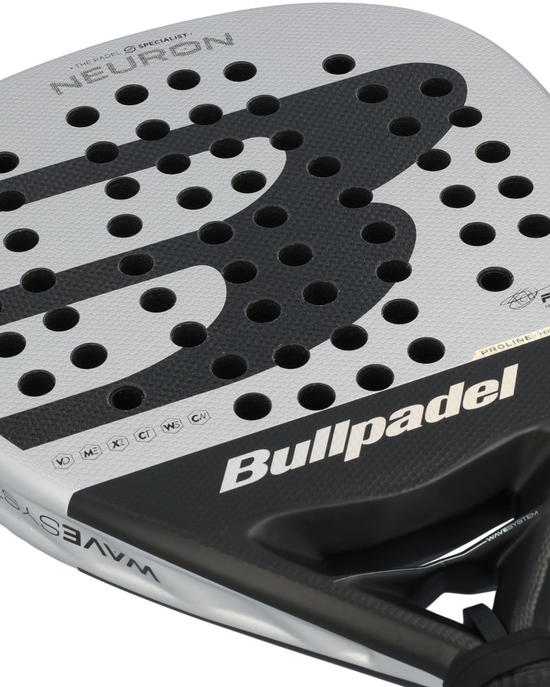 Bullpadel Neuron 25 padelracket detail van het racketblad en boorpatroon
