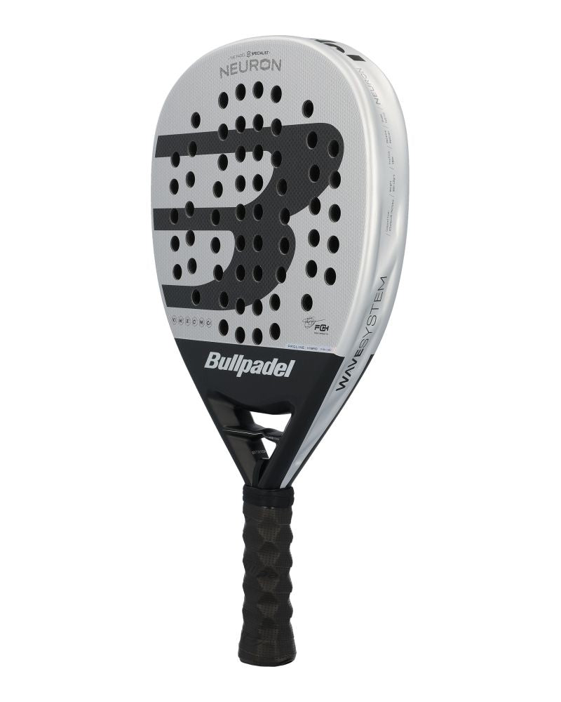 Bullpadel Neuron 25 padelracket schuin vooraanzicht met Xtend Carbon 3K