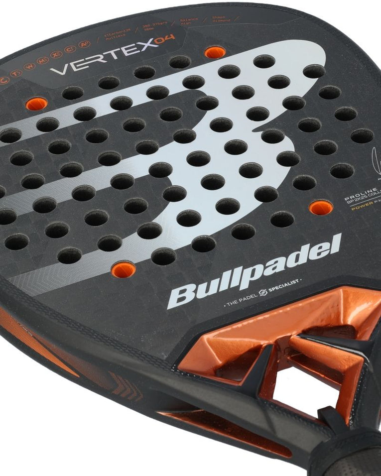 Detail van het Bullpadel Vertex 04 25 racketblad met Xtend Carbon 12K