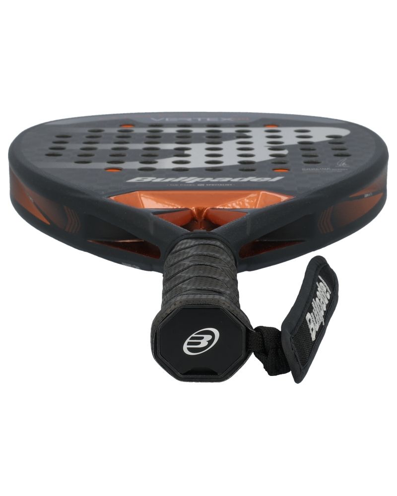 Onderzijde van de Bullpadel Vertex 04 25 handgreep met polslus