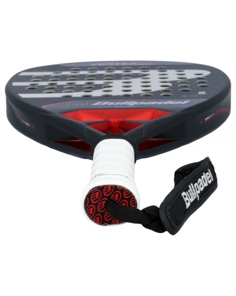 Onderzijde van de Bullpadel Vertex 04 Comfort 2024 handgreep met polskoord
