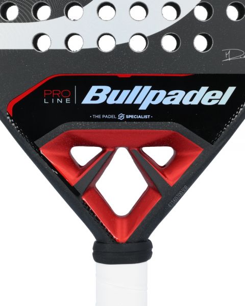Detail van de Vertex Heart-technologie in de brug van de Bullpadel Vertex 04 Comfort 2024