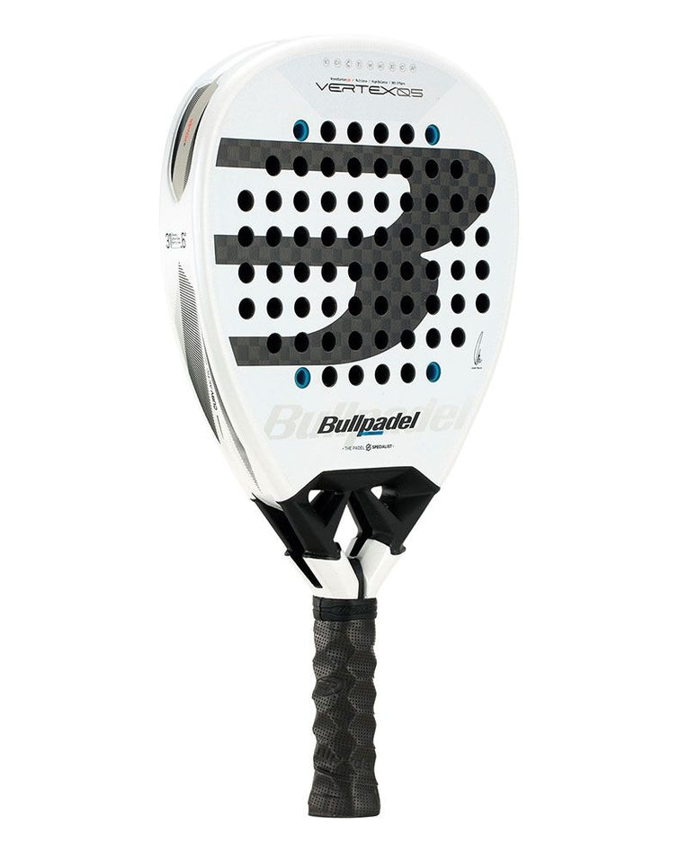 Bullpadel Vertex 05 2026 schuin vooraanzicht padelracket