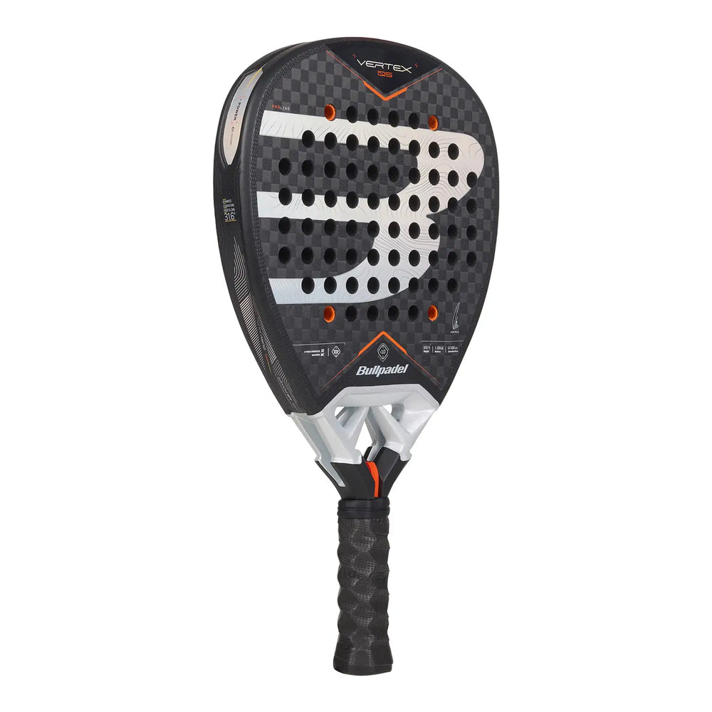 Bullpadel Vertex 05 27 padelracket schuin vooraanzicht met X-Tend Carbon 12K slagvlak